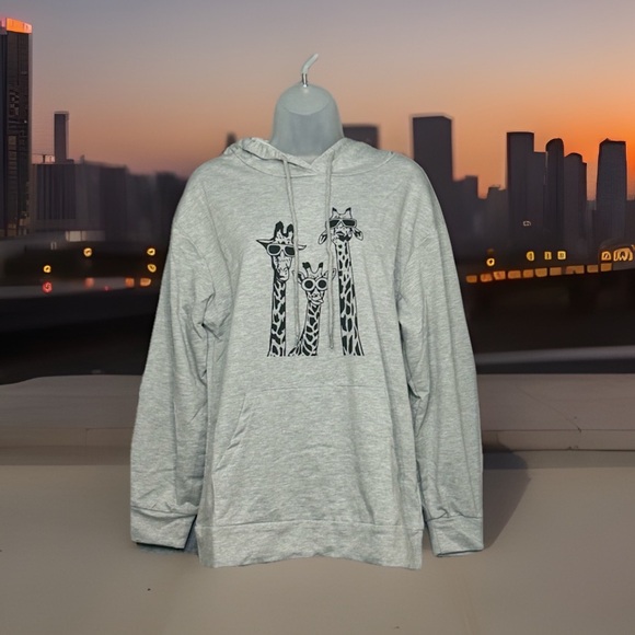🦒🦒🦒Gray Hoodie with Giraffe Print Size M NWOT - Picture 1 of 4